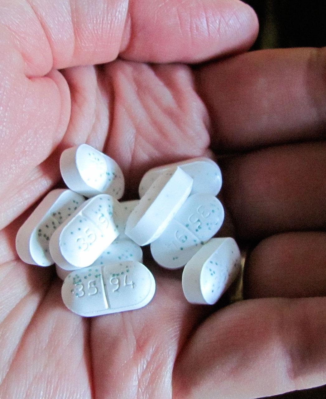 pills, hand, medication, addiction, medicine, medical, pharmacy, pill, health, capsule, capsules, healthcare, pharmaceutical, antibiotics, therapy, pharmacist, clinic, medicinal, pain, herbal, medicament, aspirin, addicted, painkiller, prescription, vitamin, dose, tablet, tablets, cure, remedy, supplement, treatment, sick, illness